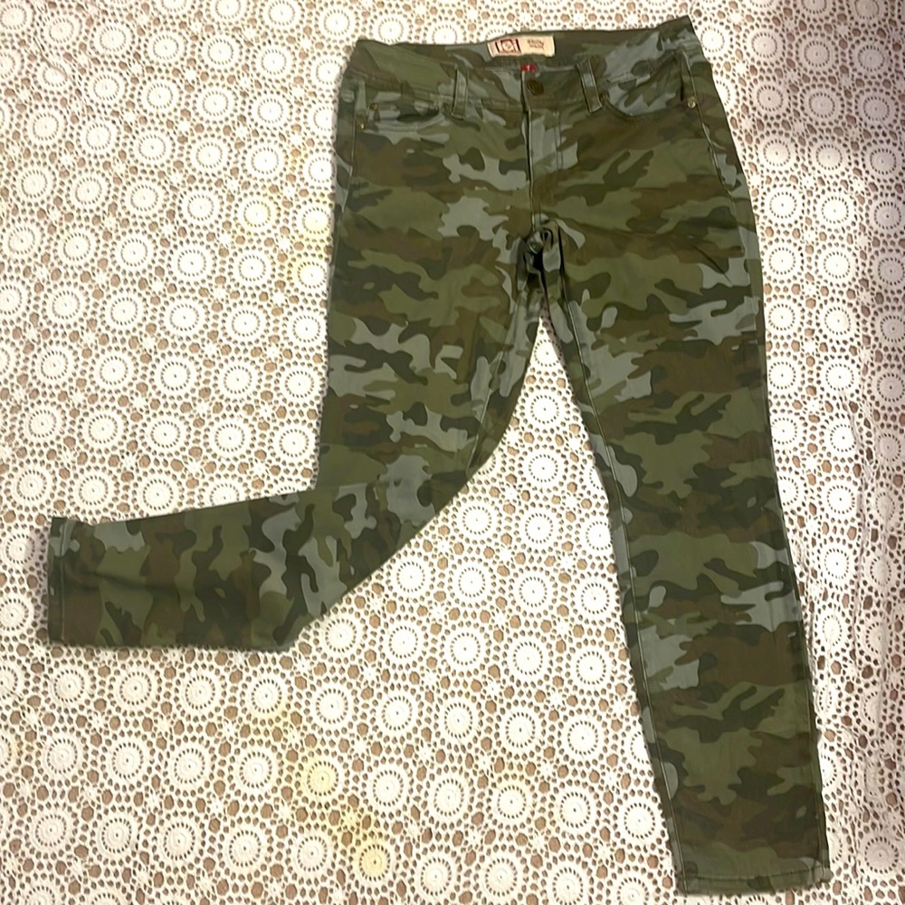 Lei camouflaged pants, Ashley lowrise size 7, reg. Waist 15, Rise 8, Inseam 26